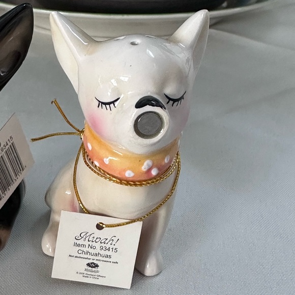 NWT Westland Giftware kissing Chihuahua’s magnetic salt and pepper shakers - Picture 10 of 12